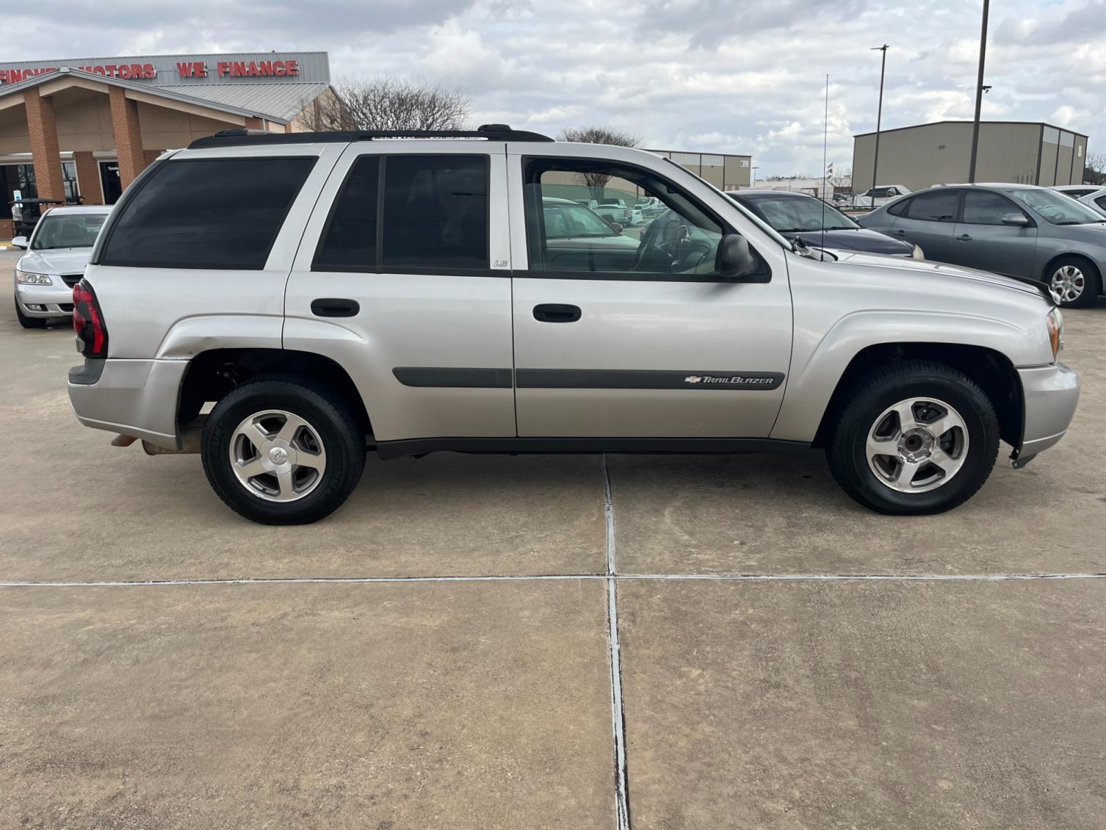 2004 SILVER /black Chevrolet TrailBlazer LS 2WD (1GNDS13S242) with an 4.2L L6 DOHC 24V engine, 4-Speed Automatic Overdrive transmission, located at 14700 Tomball Parkway 249, Houston, TX, 77086, (281) 444-2200, 29.928619, -95.504074 - Photo #7